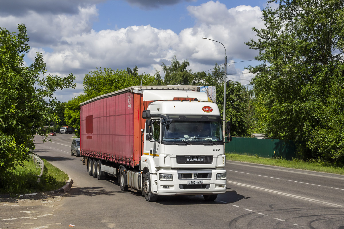 Карачаево-Черкесия, № Е 982 АН 09 — КамАЗ-5490-S5(87)