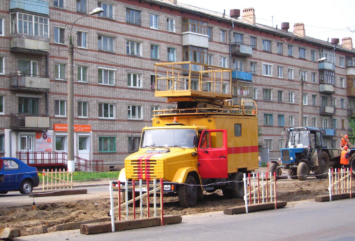 Удмуртия, № А 202 НН 18 — ЗИЛ-433362; Удмуртия — Спецтехника с нечитаемыми на фото номерами