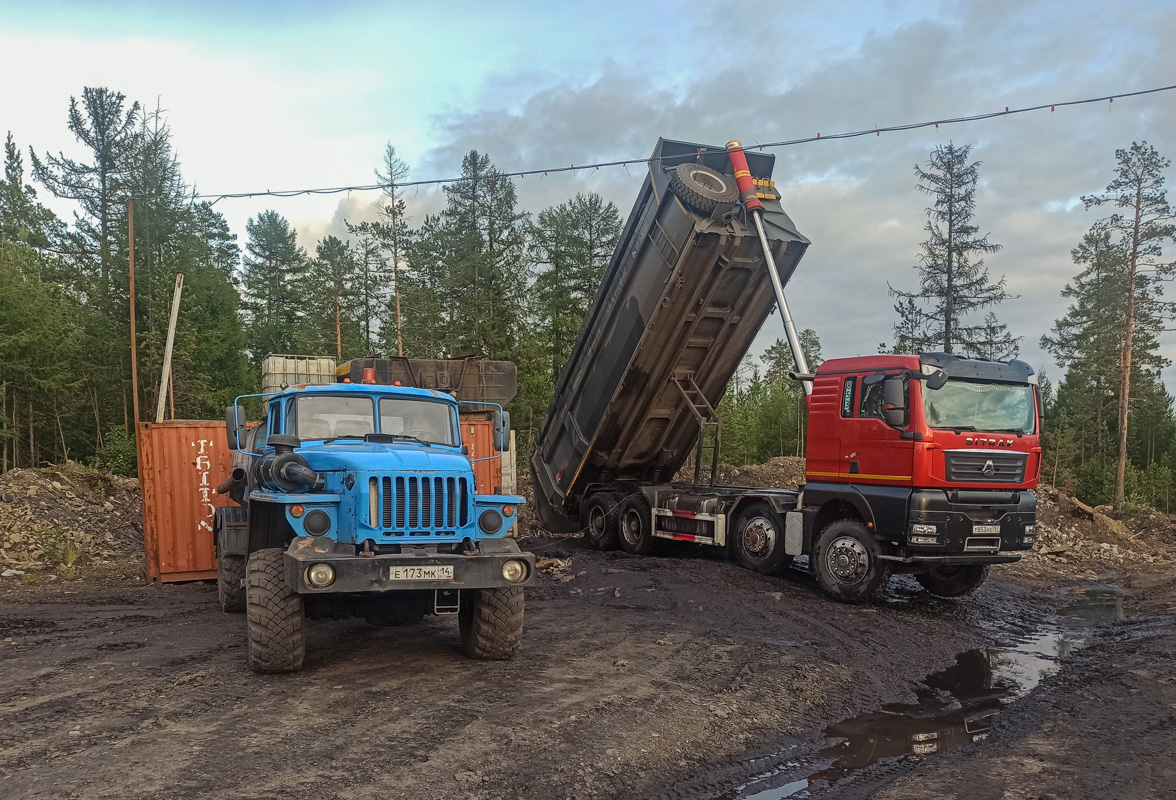 Саха (Якутия), № Е 173 МК 14 — Урал-4320-40; Саха (Якутия), № Т 853 НХ 797 — Sitrak C7H ZZ3316