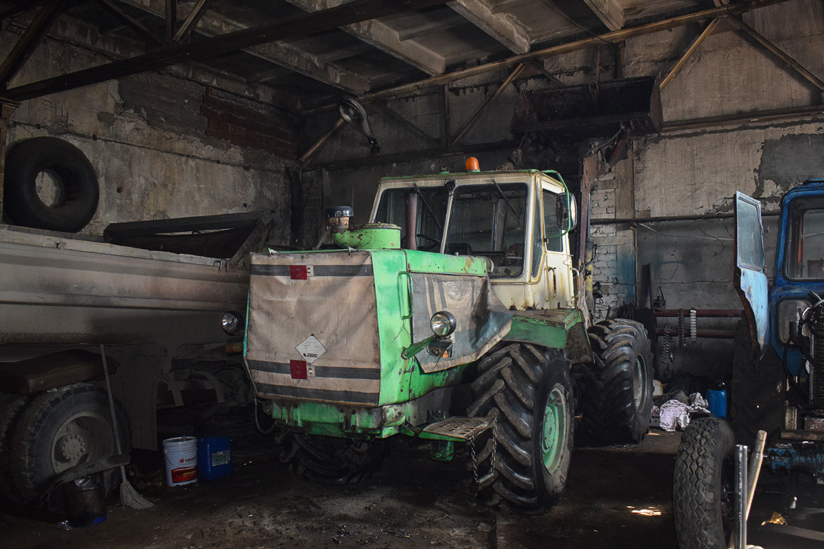 Алтайский край, № (22) Б/Н СТ 0989 — Т-150К; Алтайский край — Спецтехника с нечитаемыми на фото номерами