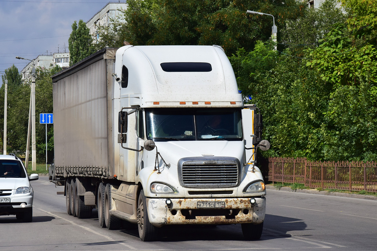 Волгоградская область, № А 711 СЕ 134 — Freightliner Columbia