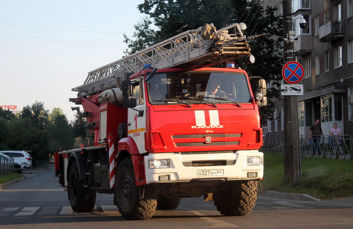 Псковская область, № О 327 НУ 60 — КамАЗ-43502-D5(66)