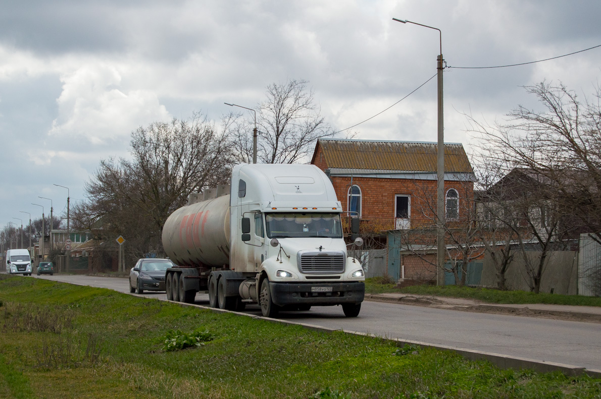 Краснодарский край, № М 858 УО 123 — Freightliner Columbia
