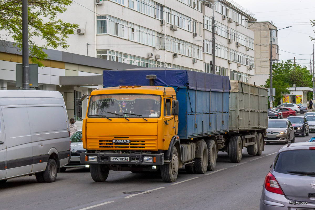 Крым, № М 957 ЕК 82 — КамАЗ-5320
