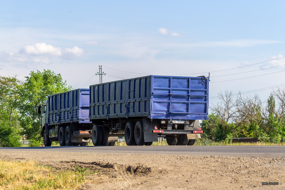 Краснодарский край, № ЕЕ 7242 23 — СЗАП-83053; Краснодарский край — Автомобили с нечитаемыми на фото номерами