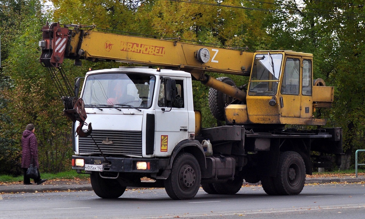 Кемеровская область, № Х 005 АК 142 — МАЗ-533702