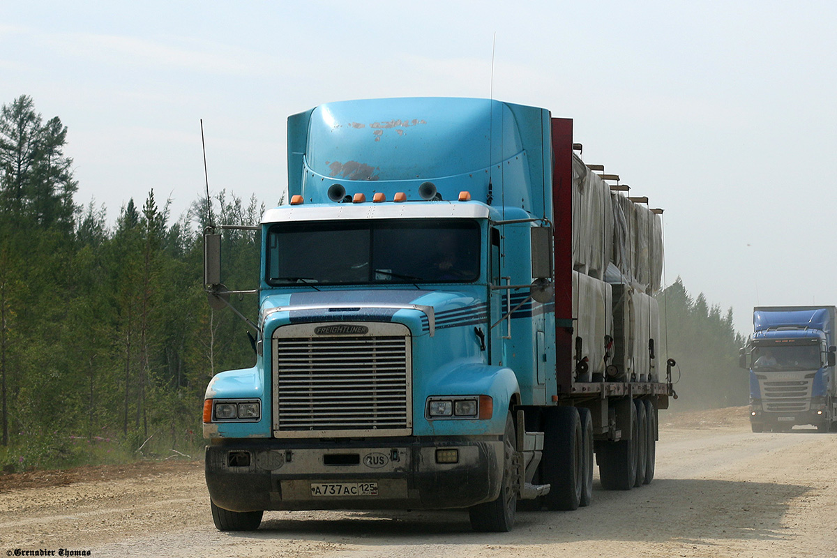 Приморский край, № А 737 АС 125 — Freightliner FLD 112