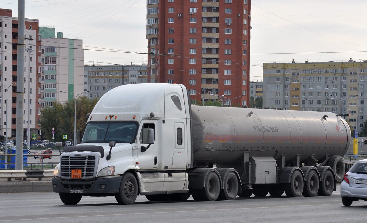 Омская область, № Т 829 КЕ 55 — Freightliner Cascadia