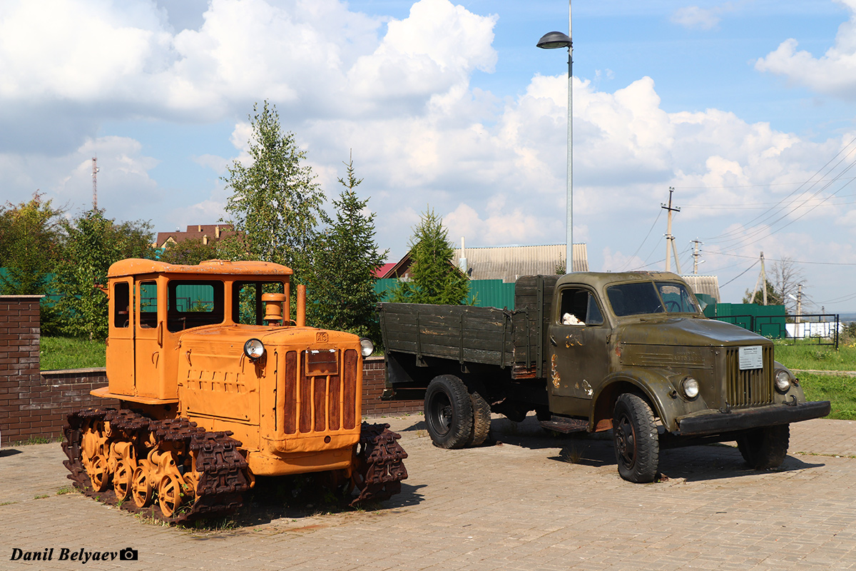 Татарстан, № (16) Б/Н СТ 0026 — ДТ-54 (АТЗ); Татарстан, № (16) Б/Н 0052 — ГАЗ-51А; Татарстан — Автомобили на постаментах; Техника на постаментах, памятники (Татарстан); Татарстан — Спецтехника на постаментах