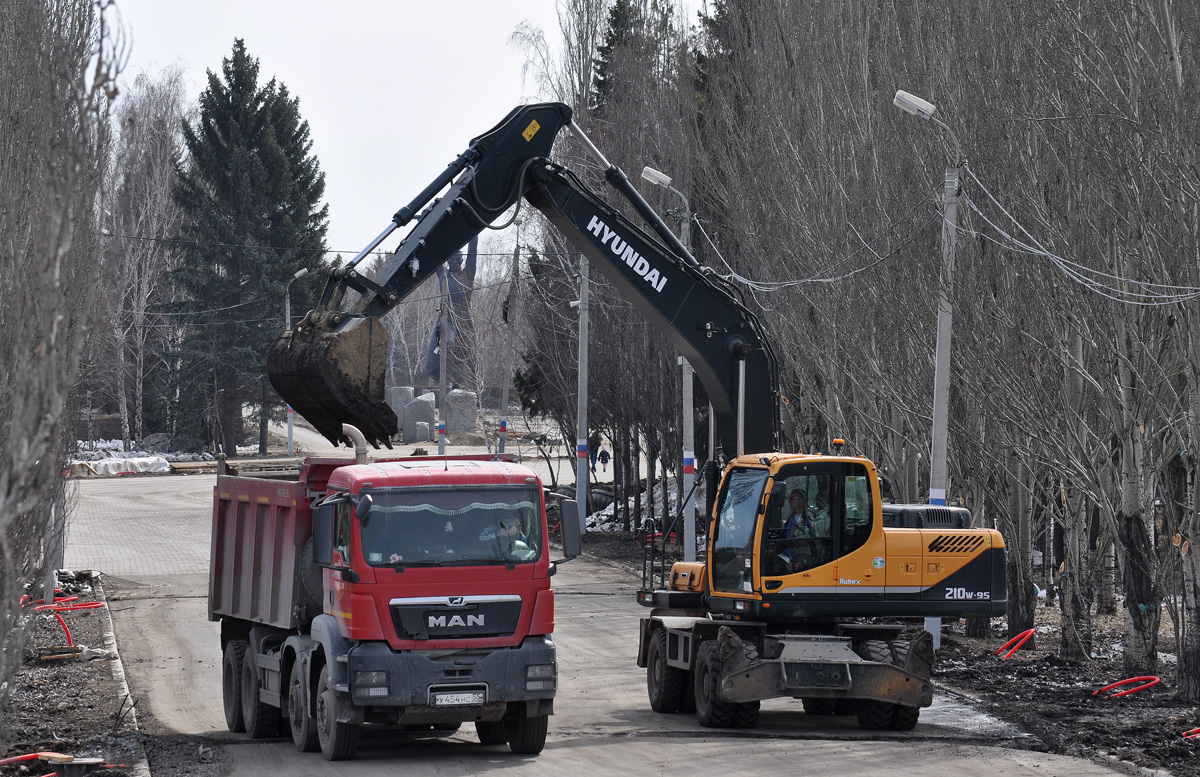 Омская область, № У 454 НС 55 — MAN TGS 41.440; Омская область, № 6211 МХ 55 — Hyundai R210W-9S