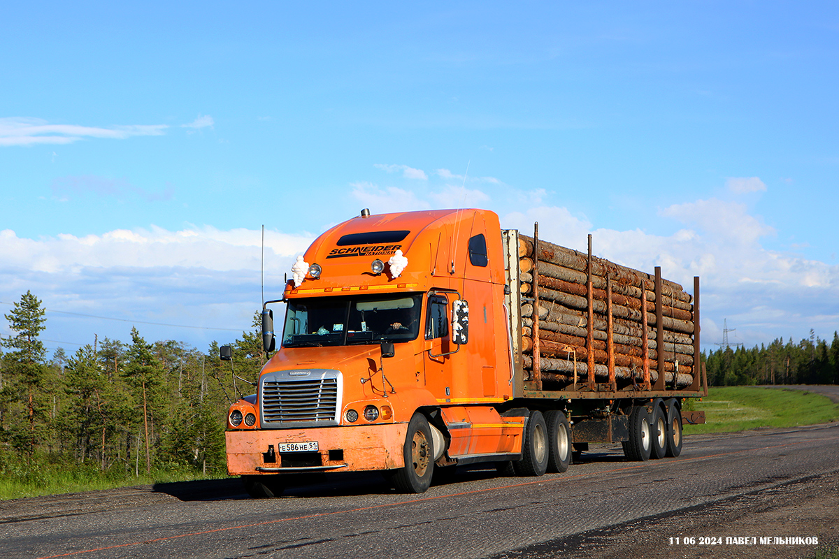 Мурманская область, № Е 586 НЕ 51 — Freightliner Century Class