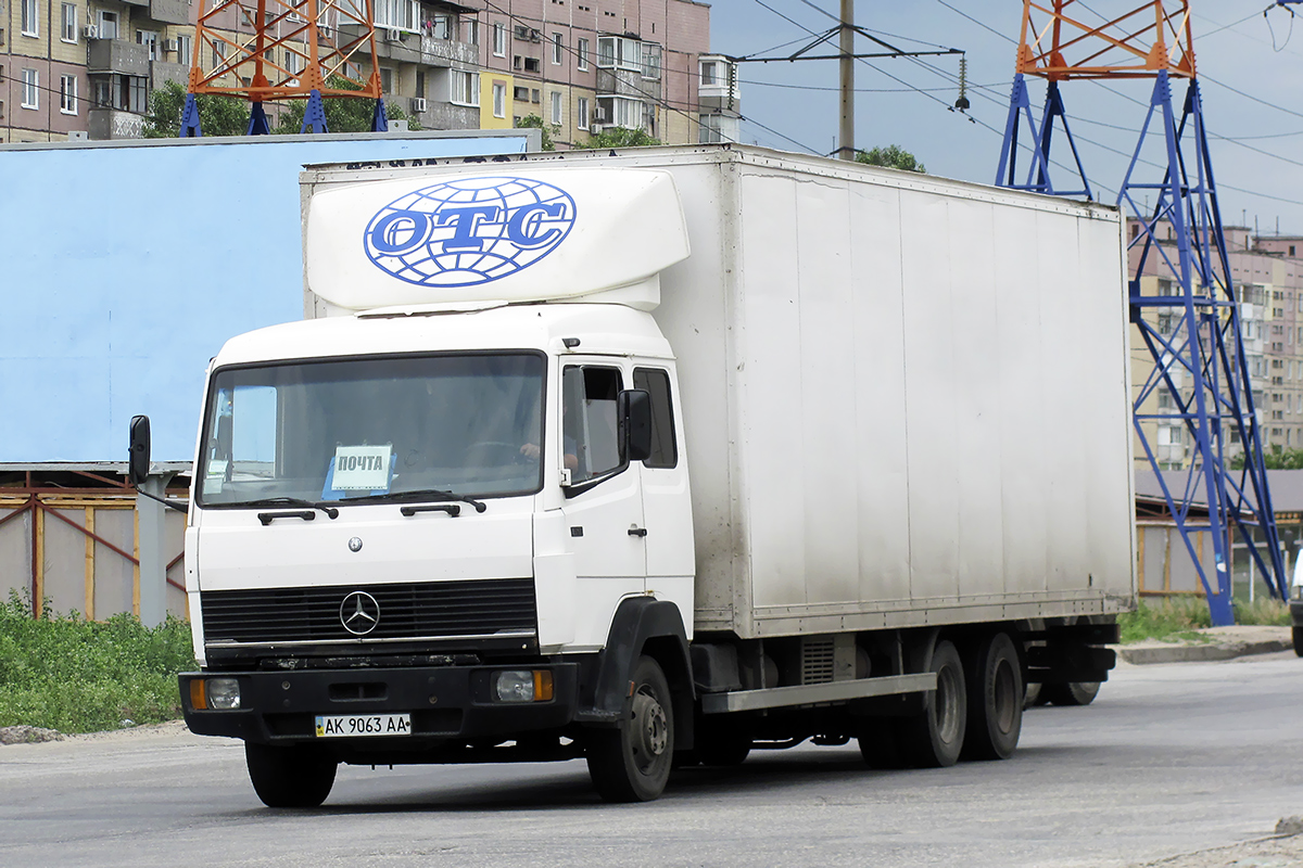 Крым, № АК 9063 АА — Mercedes-Benz LK 817