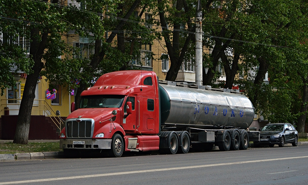 Воронежская область, № В 032 КЕ 136 — Peterbilt 387