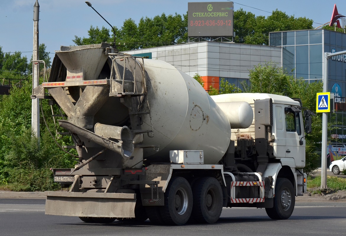 Кемеровская область, № Е 321 НХ 142 — Shaanxi Shacman F2000 SX525x