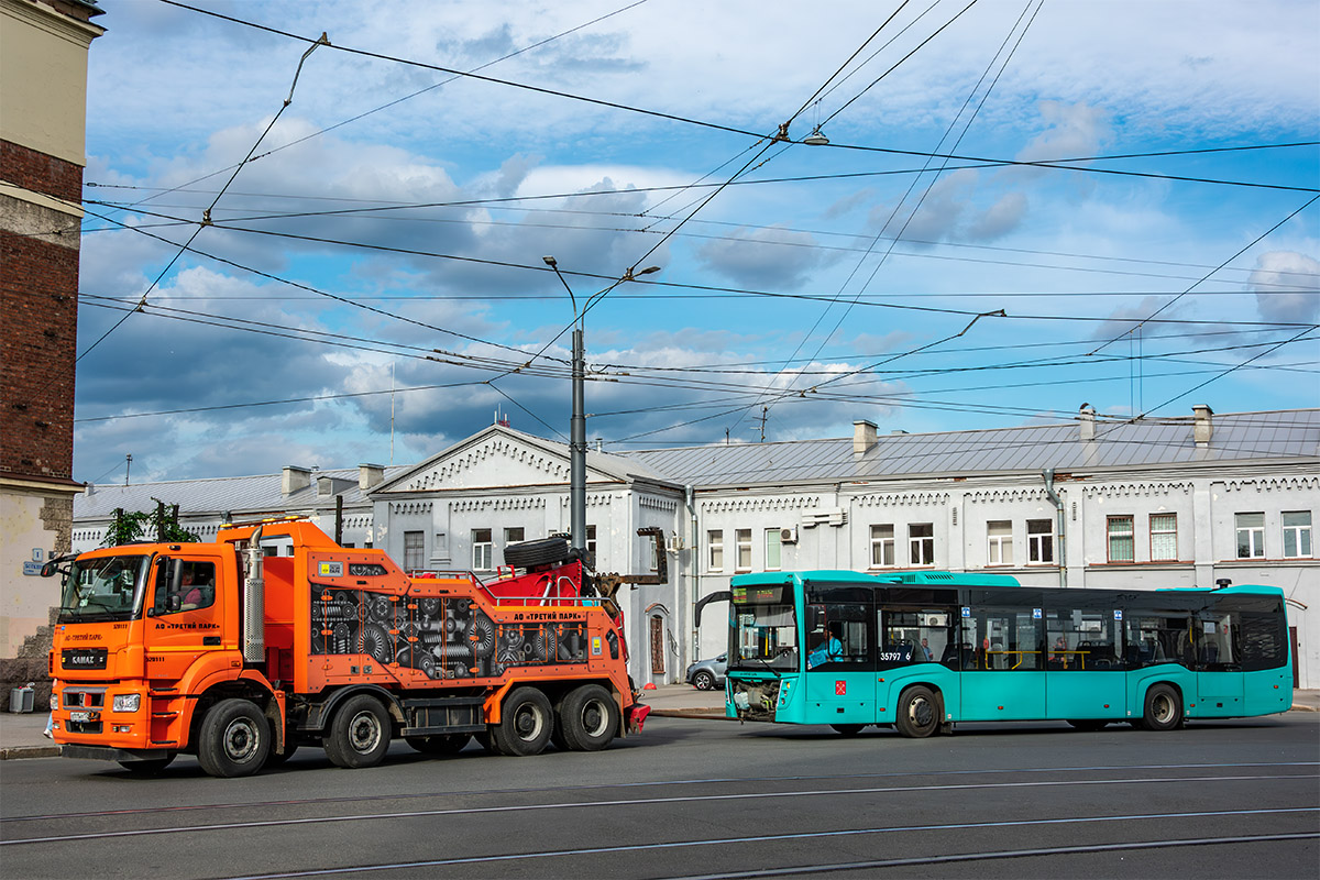Санкт-Петербург, № В 111 НУ 178 — КамАЗ-65801-T5(68)