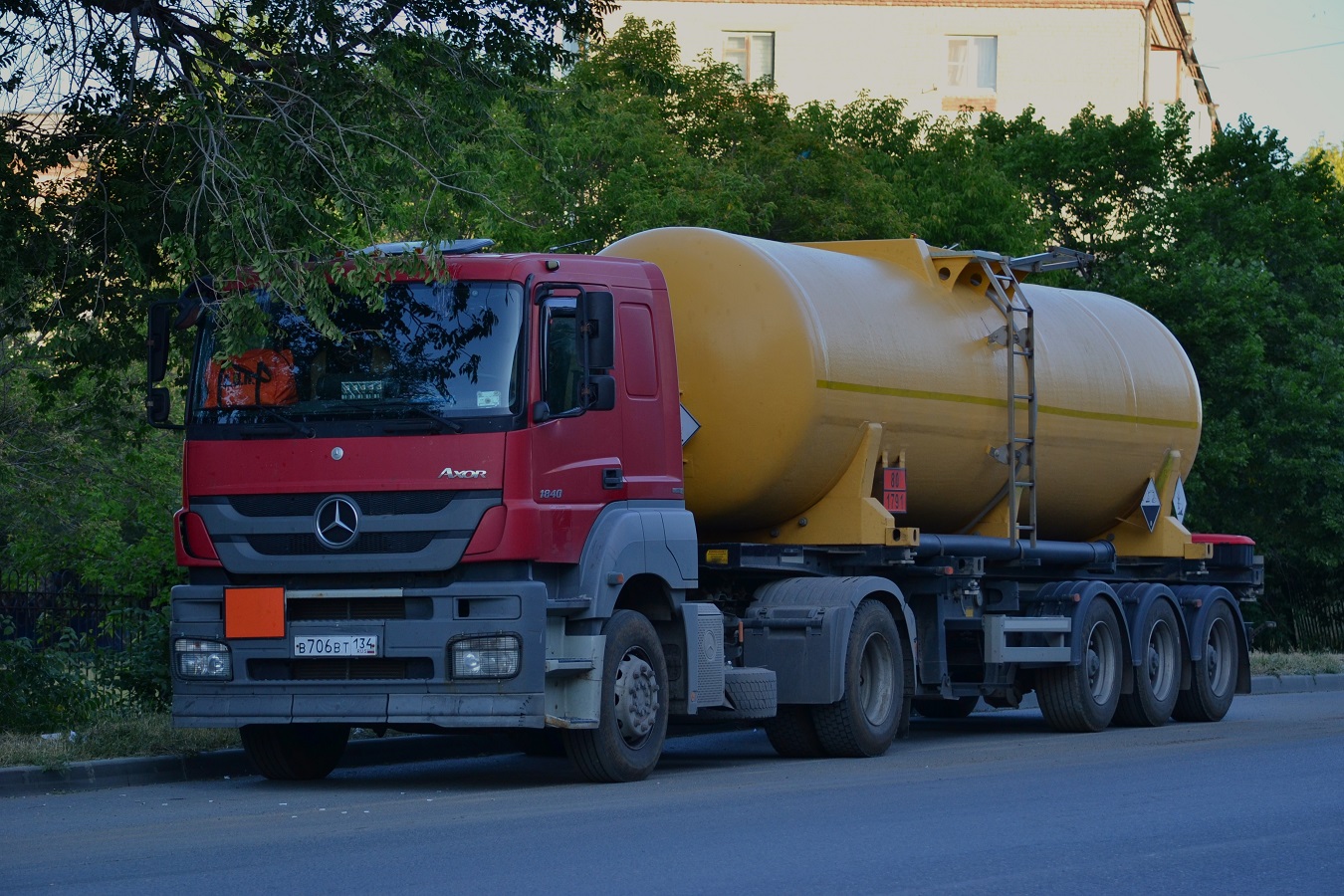 Волгоградская область, № В 706 ВТ 134 — Mercedes-Benz Axor 1840 [Z9M]