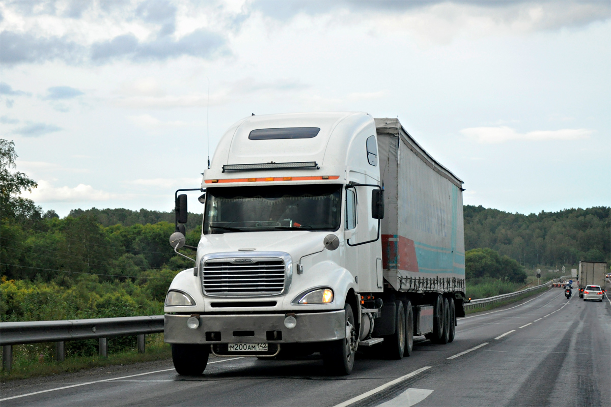 Кемеровская область, № М 200 АМ 142 — Freightliner Columbia
