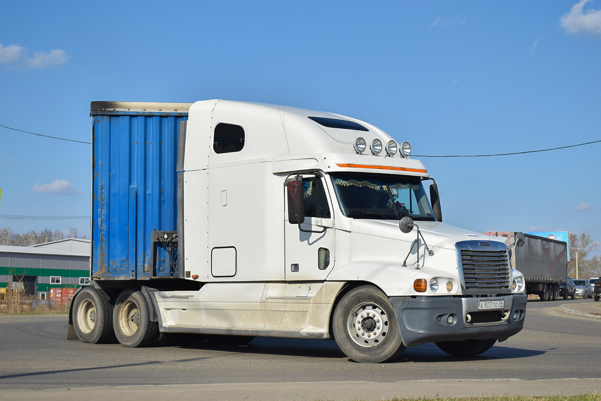 Новосибирская область, № Е 907 ТЕ 54 — Freightliner Century Class