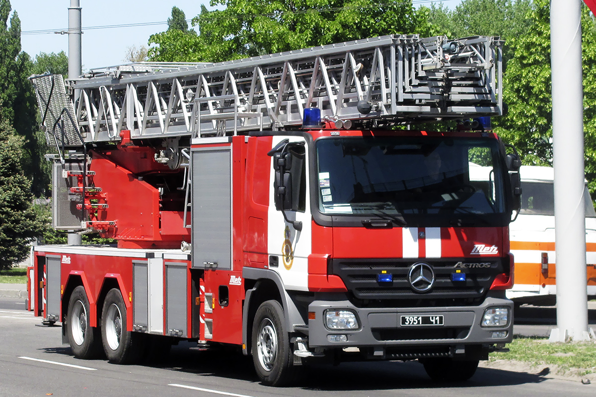 Днепропетровская область, № 3951 Ч1 — Mercedes-Benz Actros ('2003)