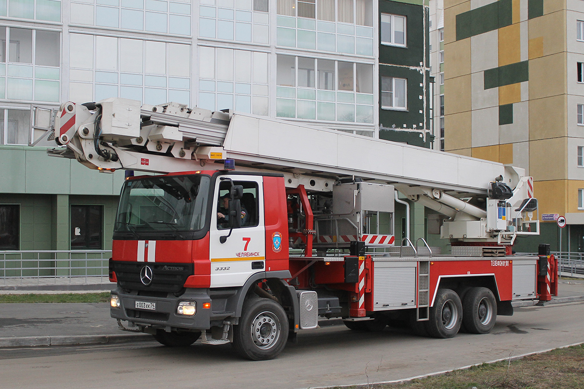 Челябинская область, № Е 003 ХК 74 — Mercedes-Benz Actros ('2003) 3332; Челябинская область — Пожар на улице Петра Сумина