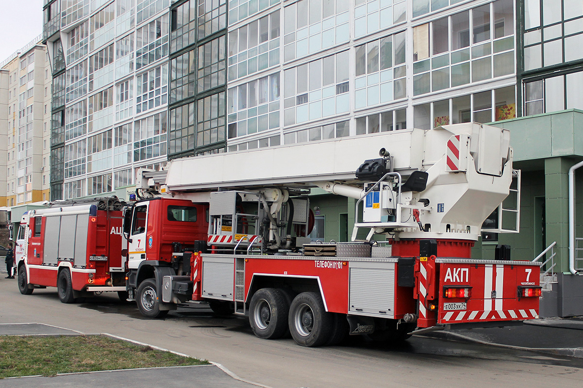 Челябинская область, № Е 003 ХК 74 — Mercedes-Benz Actros ('2003) 3332; Челябинская область — Пожар на улице Петра Сумина