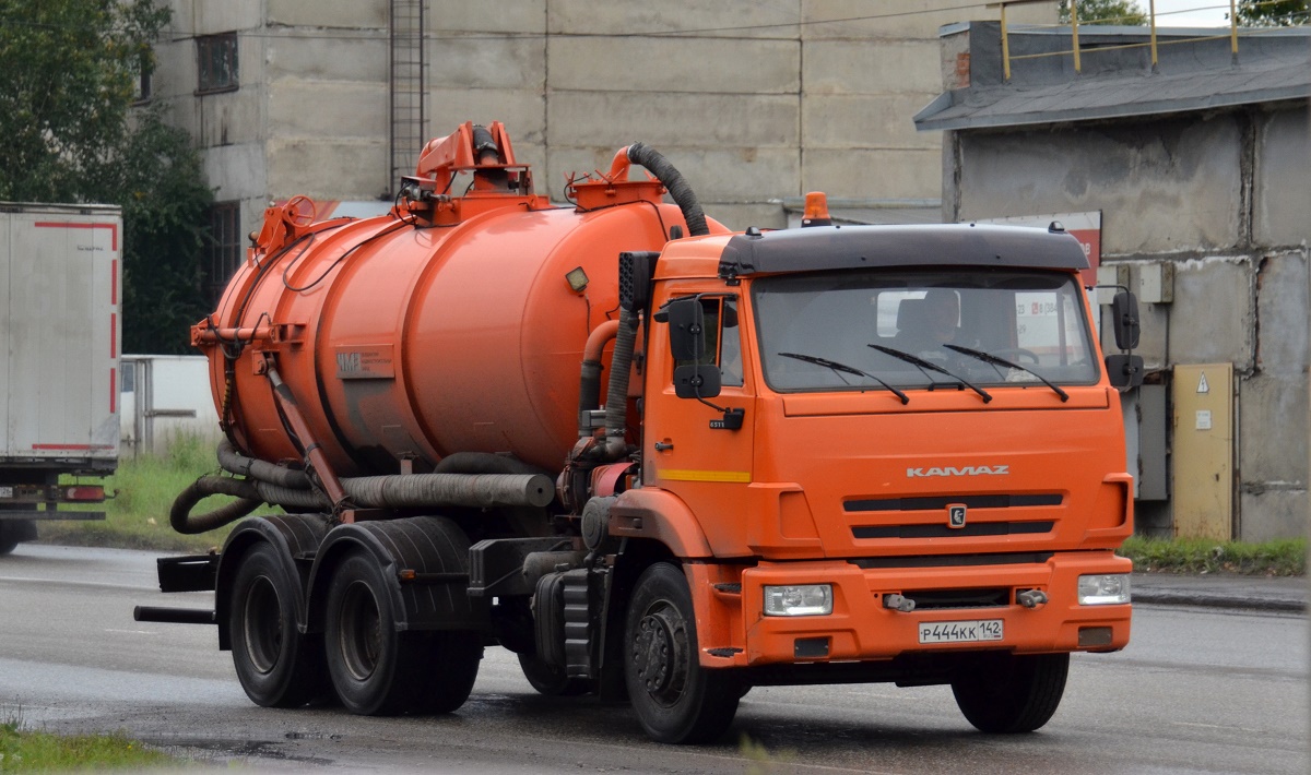 Кемеровская область, № Р 444 КК 142 — КамАЗ-65115 (общая модель)