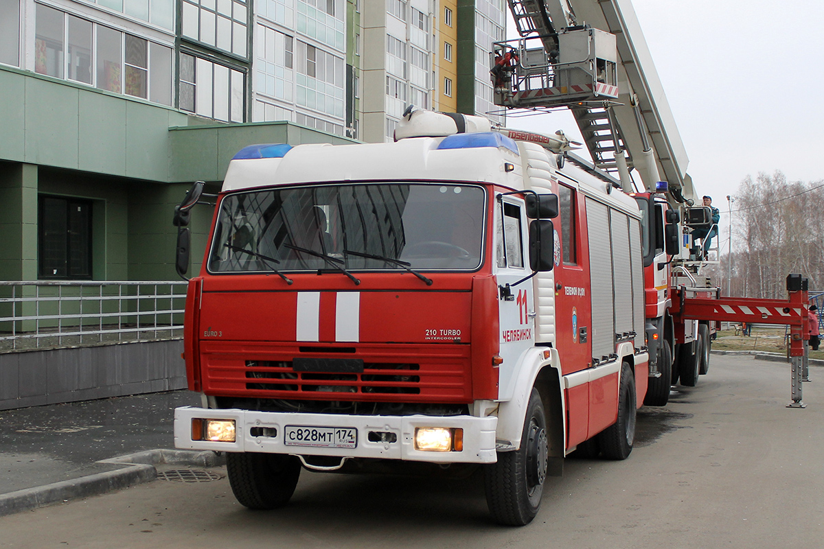 Челябинская область, № С 828 МТ 174 — КамАЗ-43253-A3(96); Челябинская область — Пожар на улице Петра Сумина