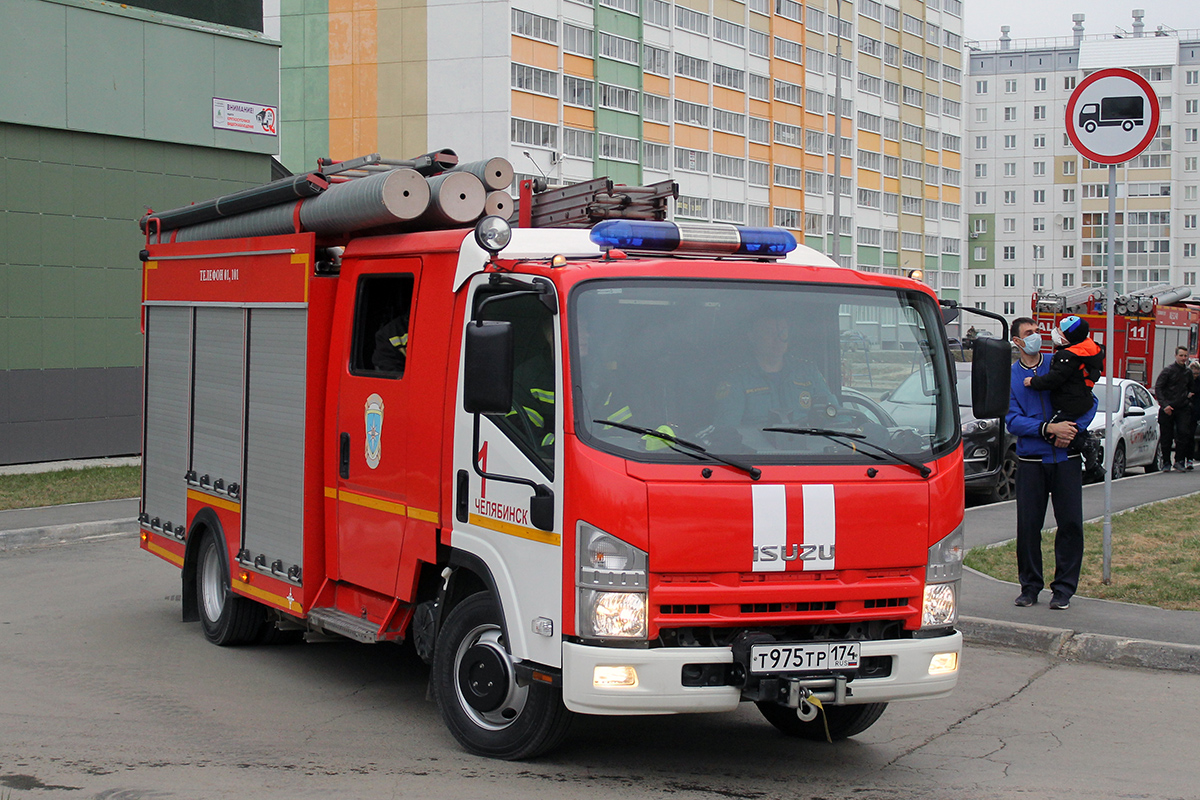 Челябинская область, № Т 975 ТР 174 — Isuzu NPR75 [Z7X]; Челябинская область — Пожар на улице Петра Сумина