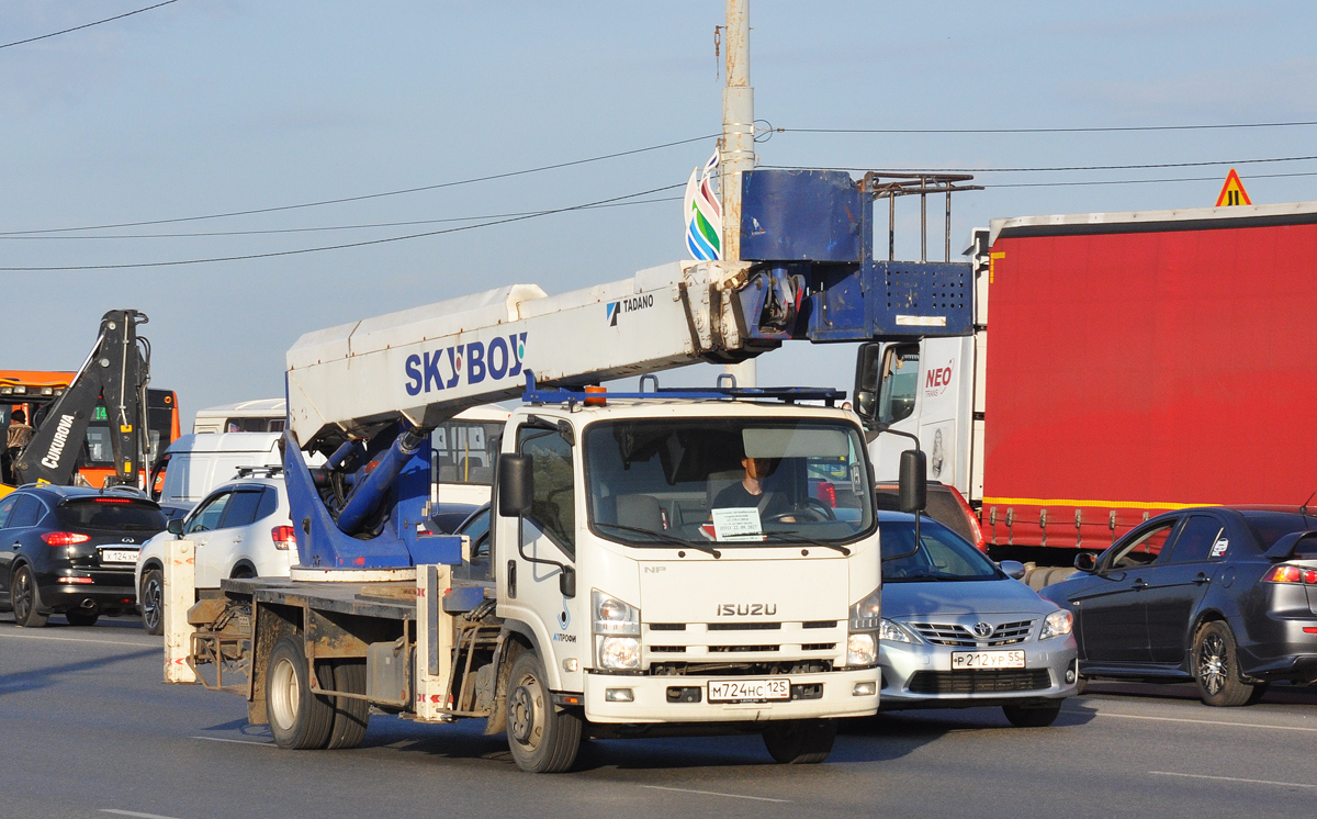 Омская область, № М 724 НС 125 — Isuzu NPR75 [Z7X]