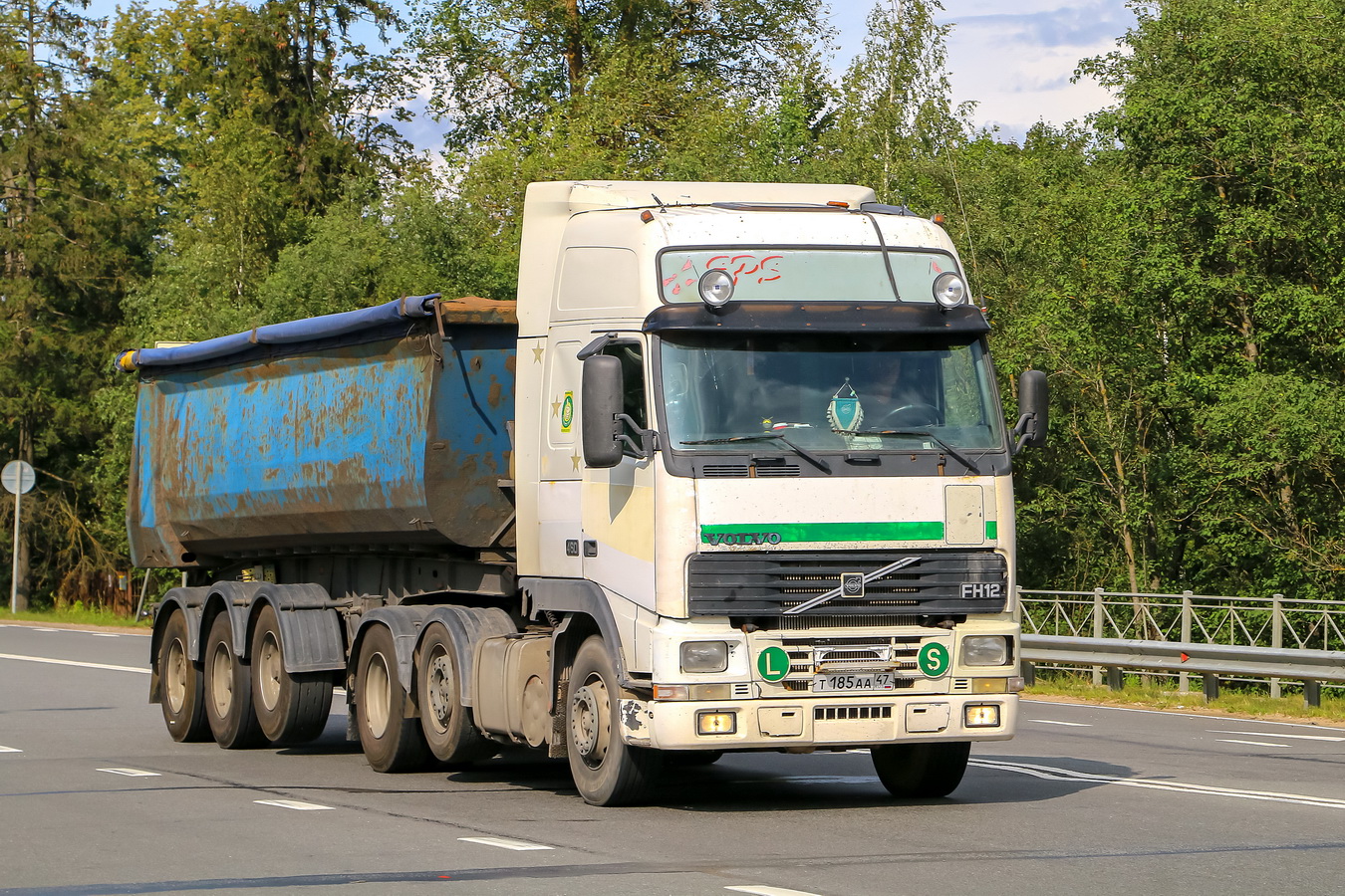 Ленинградская область, № Т 185 АА 47 — Volvo ('1993) FH12.460