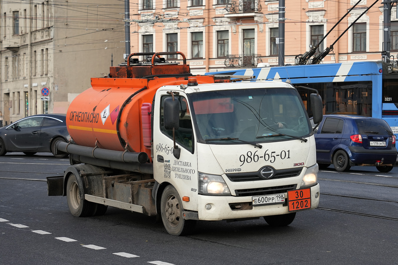 Санкт-Петербург, № Е 600 РР 198 — Hino 300