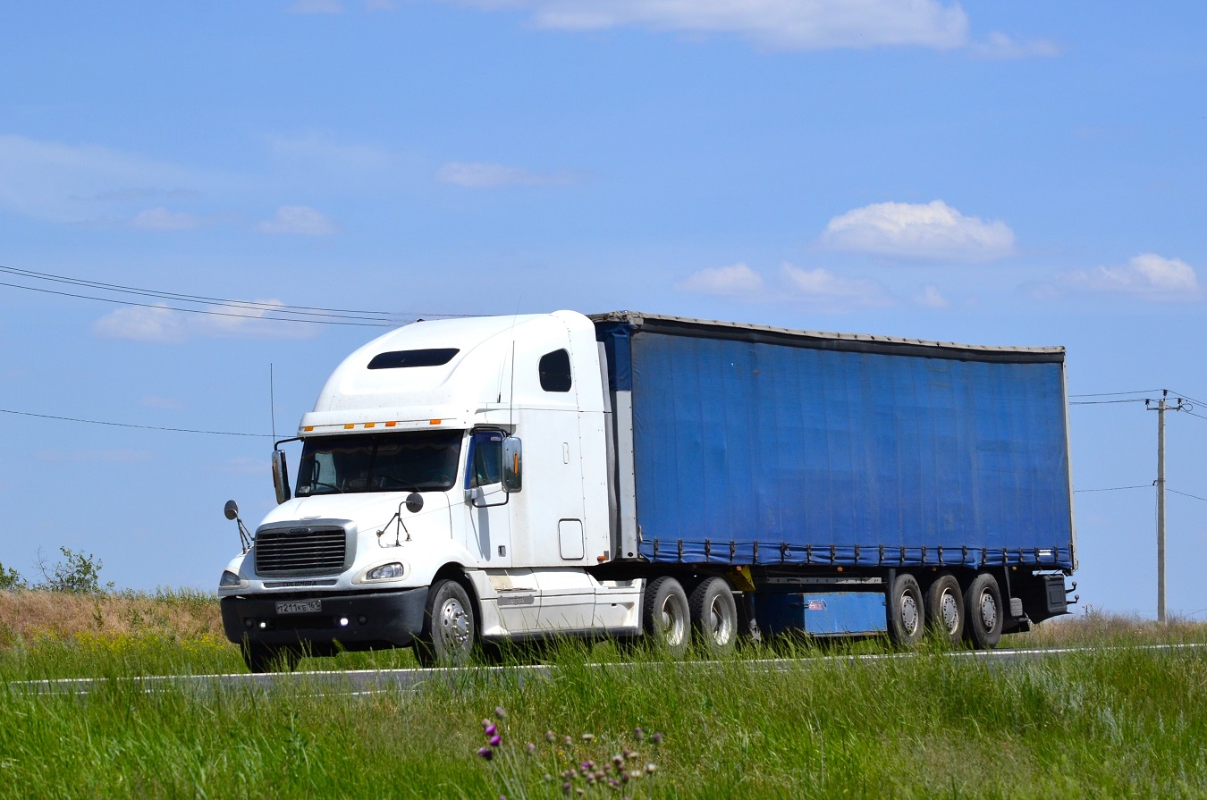 Ростовская область, № Т 211 КЕ 161 — Freightliner Columbia