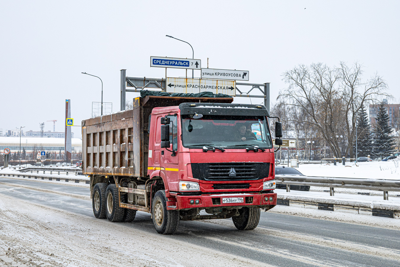 Свердловская область, № Р 536 НУ 196 — Howo HW ZZ3327