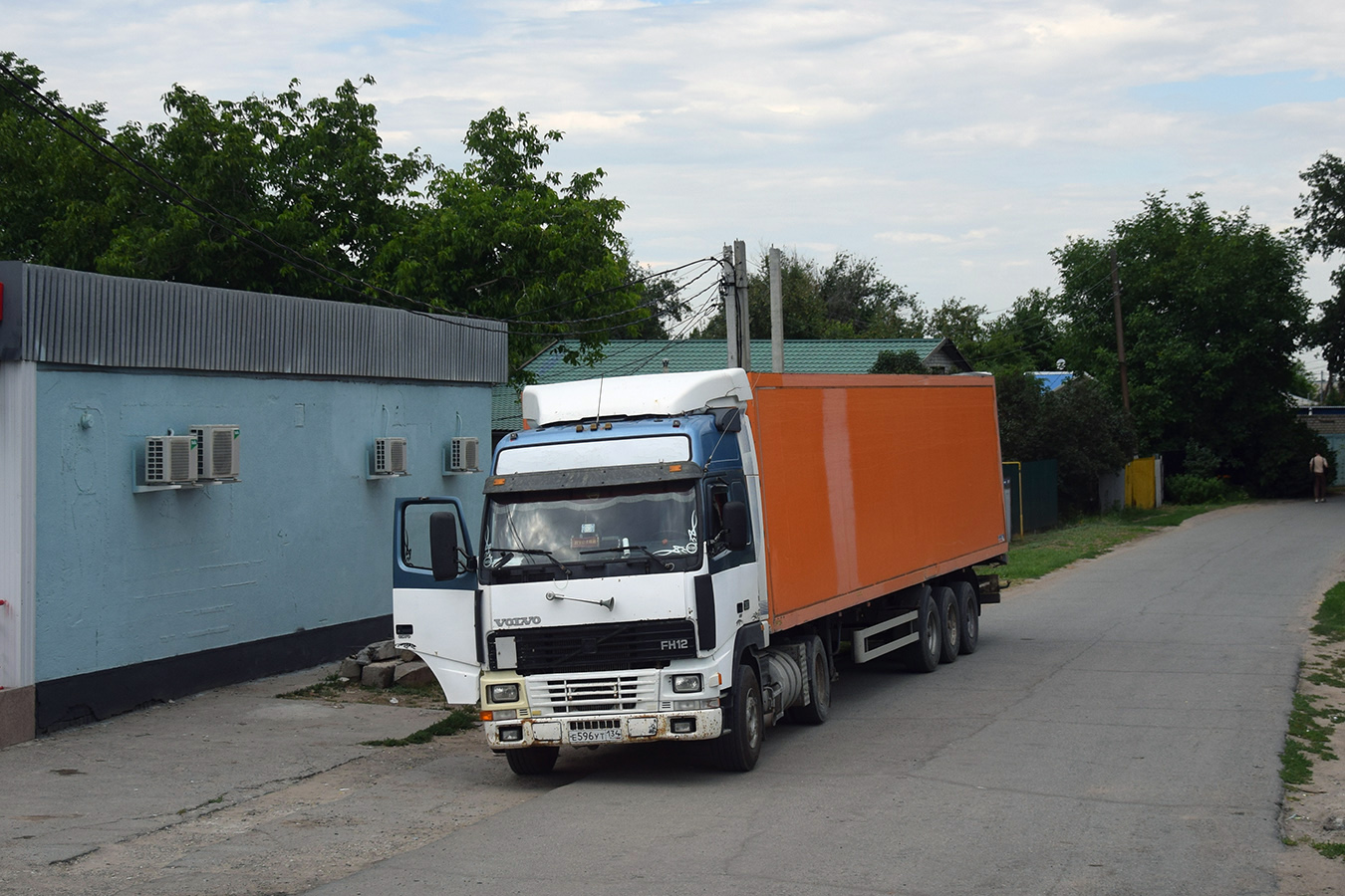 Волгоградская область, № Е 596 УТ 134 — Volvo ('1993) FH12.380