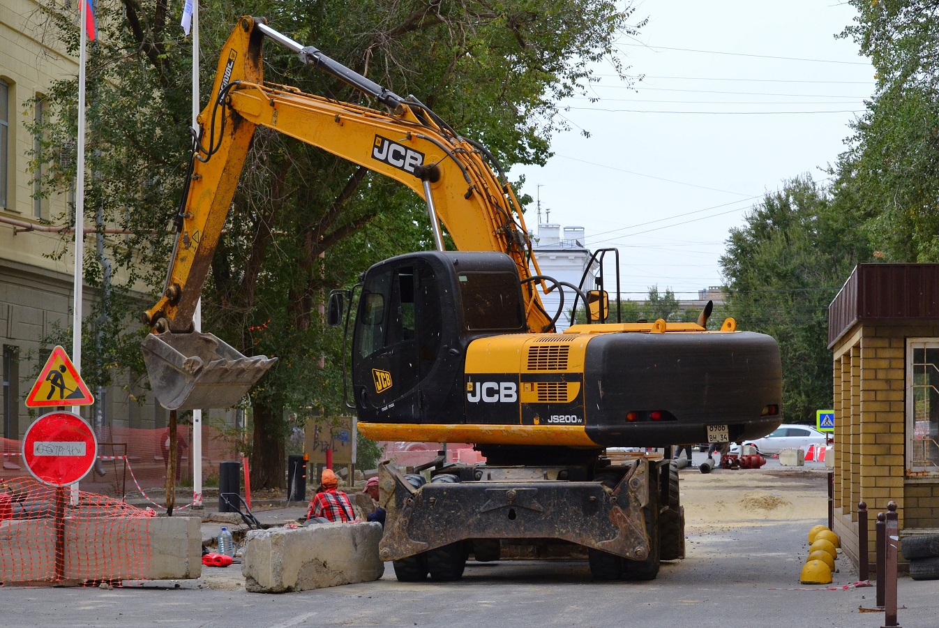 Волгоградская область, № 8986 ВН 34 — JCB JS200W