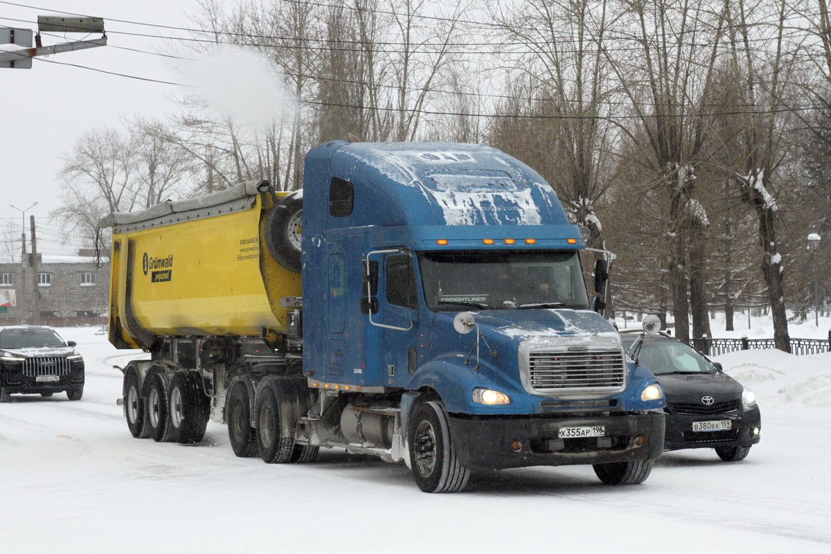 Свердловская область, № Х 355 АР 196 — Freightliner Columbia