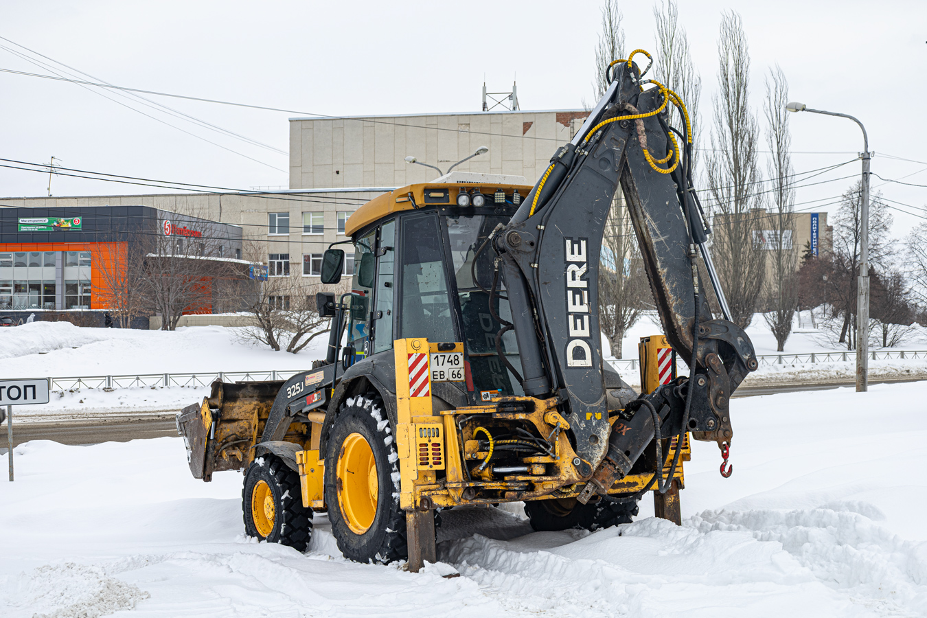 Свердловская область, № 1748 ЕВ 66 — John Deere 325J