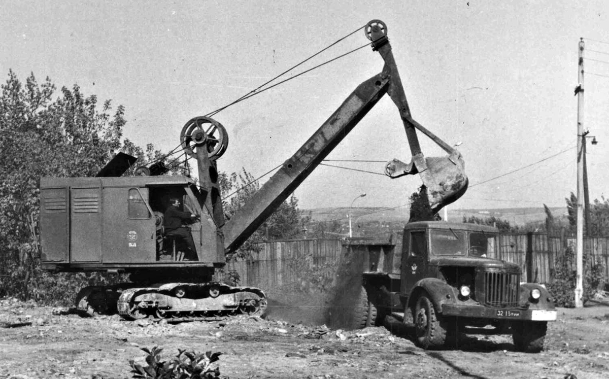 Луганская область, № 32-18 ЛУИ — МАЗ-205; Исторические фотографии (до 2000 года) (Луганская область)