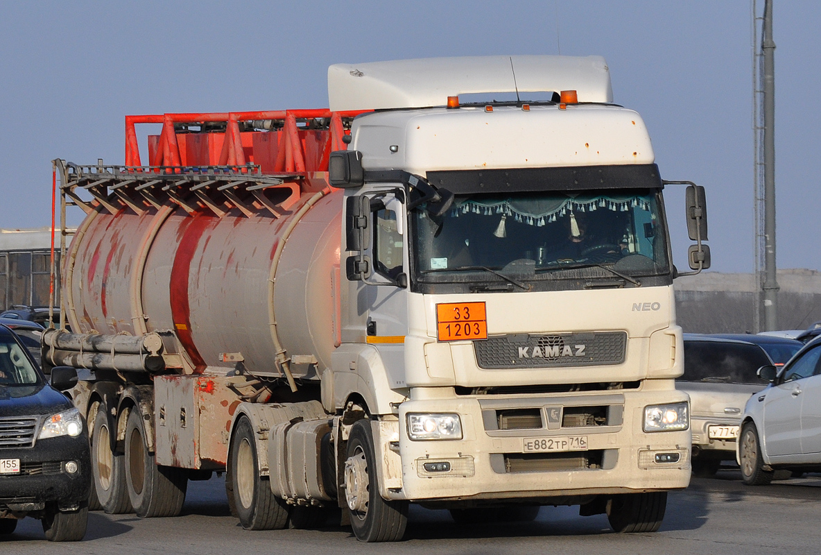 Татарстан, № Е 882 ТР 716 — КамАЗ-5490-S5(87)
