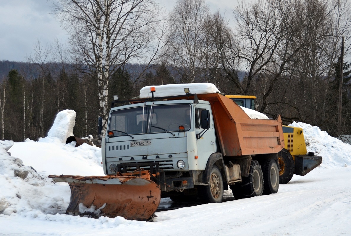 Кемеровская область, № М 581 АС 142 — КамАЗ-55111 [551110]