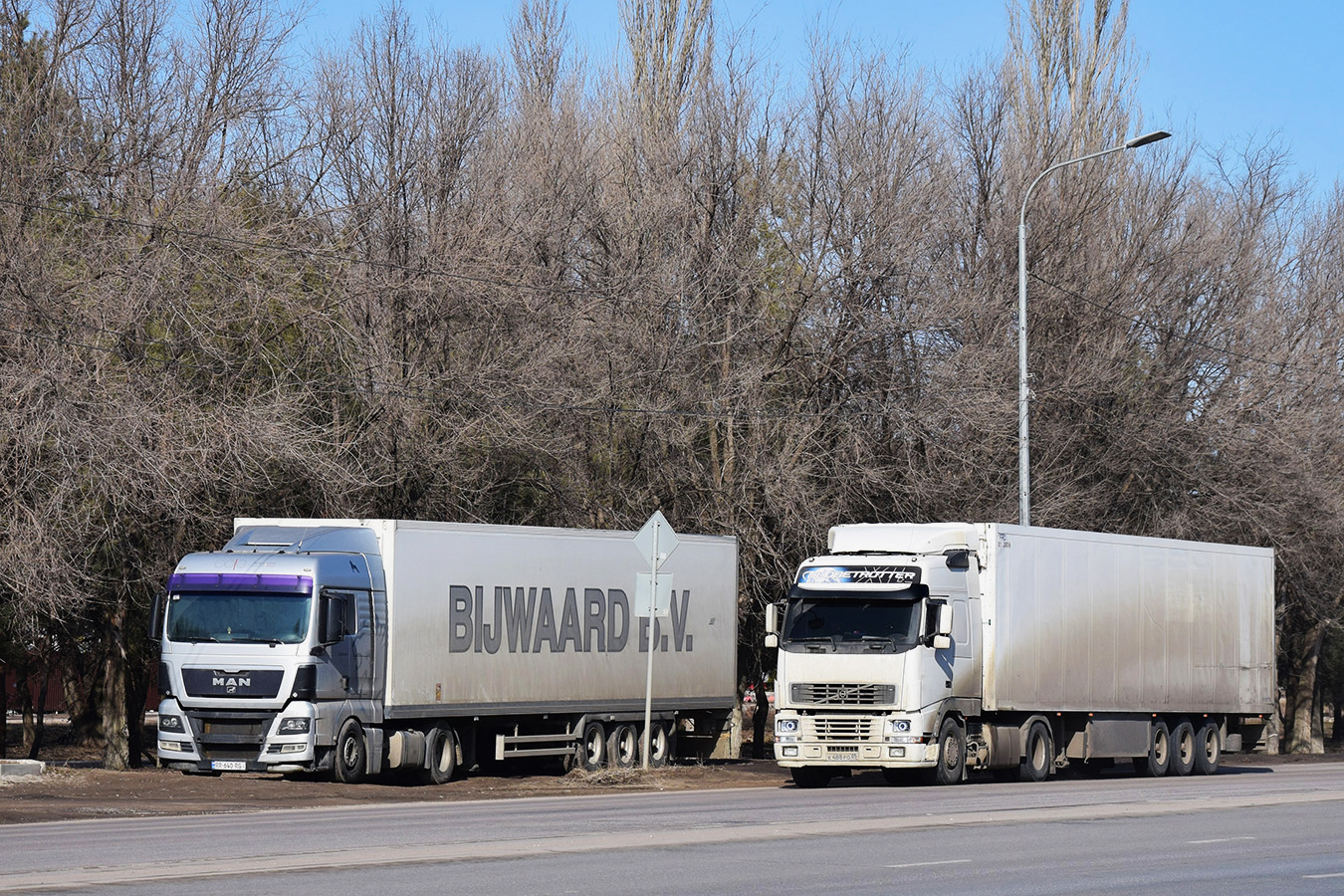 Грузия, № RR-640-RG — MAN TGX ('2007) (общая модель); Дагестан, № К 488 РО 05 — Volvo ('1993) FH12.420