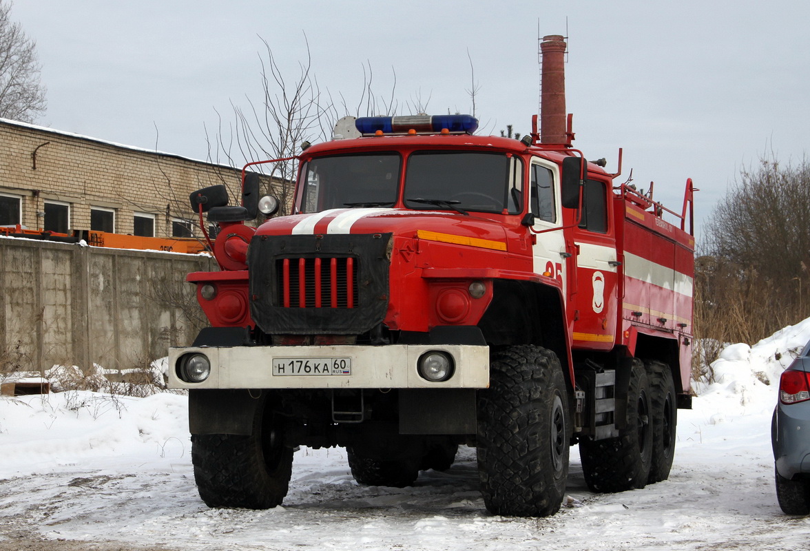 Псковская область, № Н 176 КА 60 — Урал-5557-40