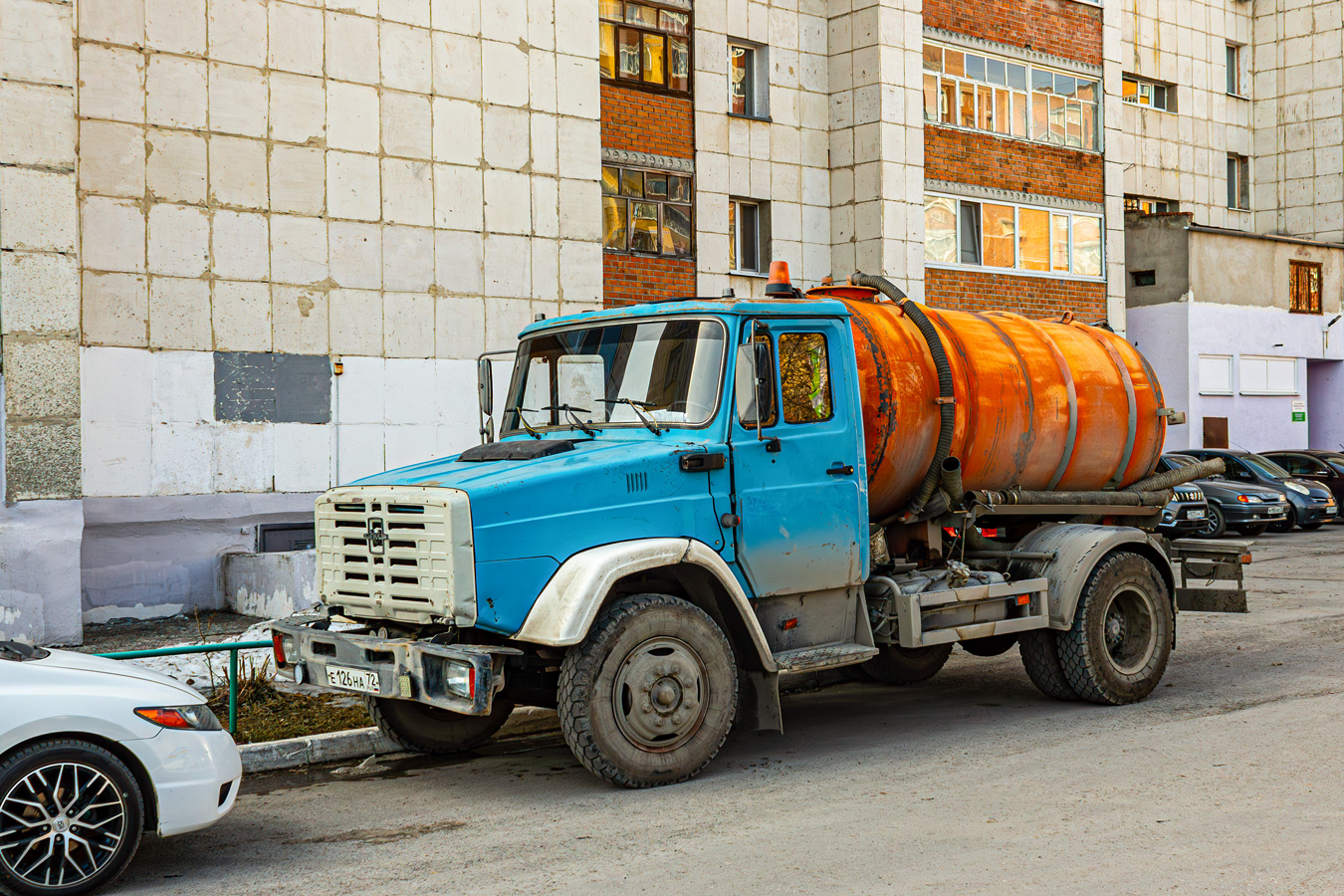 Тюменская область, № Е 126 НА 72 — ЗИЛ-494560