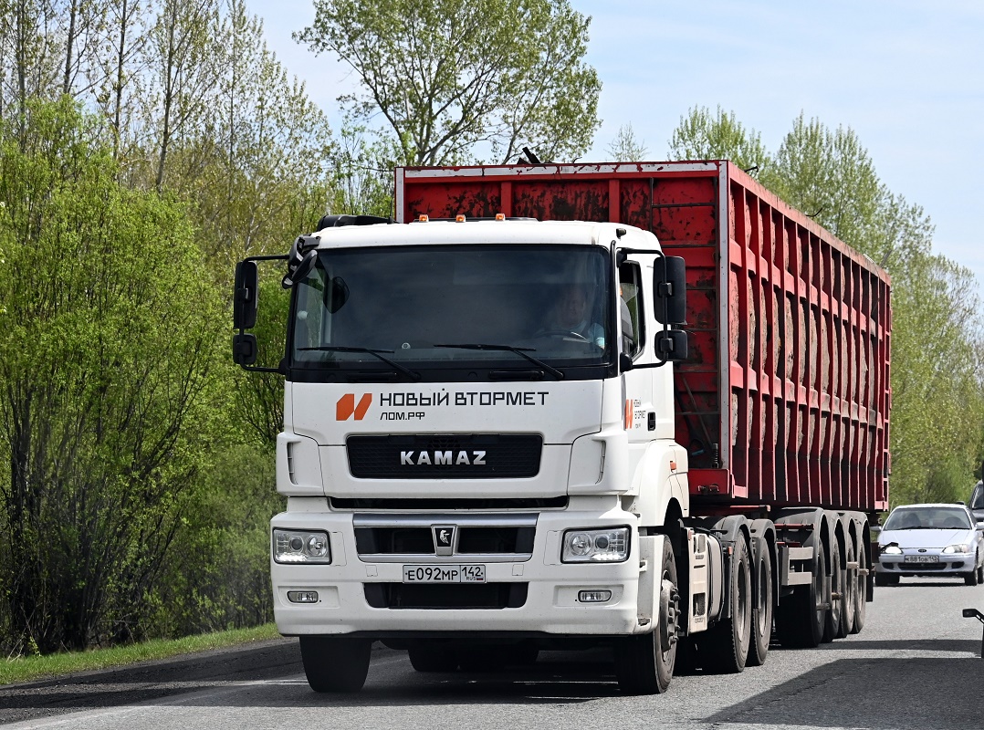 Кемеровская область, № Е 092 МР 142 — КамАЗ-65806-T5(68)