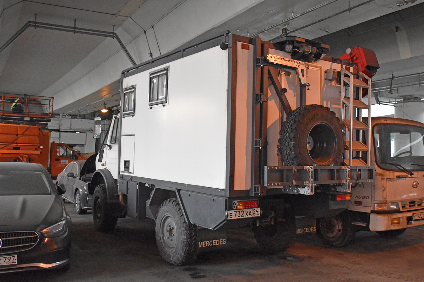 Красноярский край, № Е 732 ХА 24 — Mercedes-Benz Unimog (общ.м)
