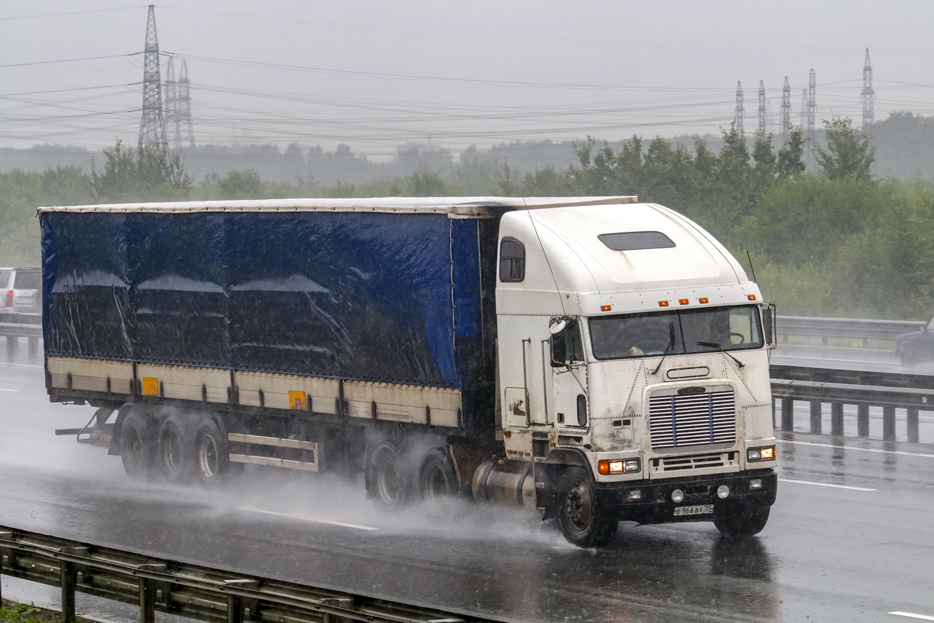Вологодская область, № В 966 ВА 35 — Freightliner FLB