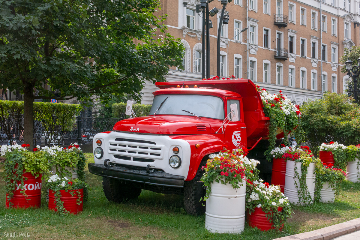 Техника на постаментах, памятники (Москва); Транспортные средства без номеров (Москва)