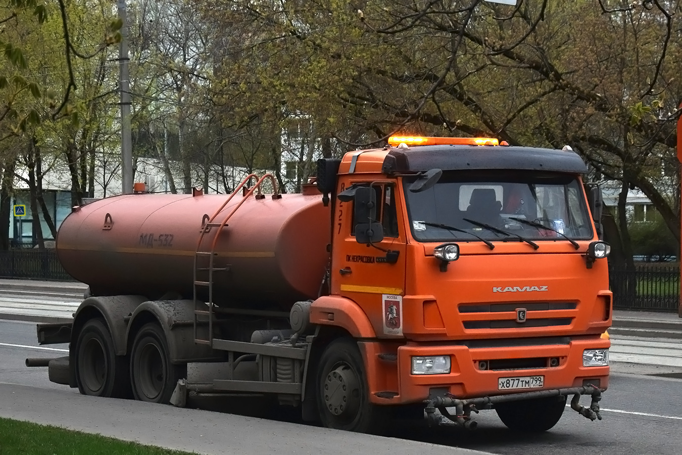 Москва, № 8227 — КамАЗ-65115 (общая модель)