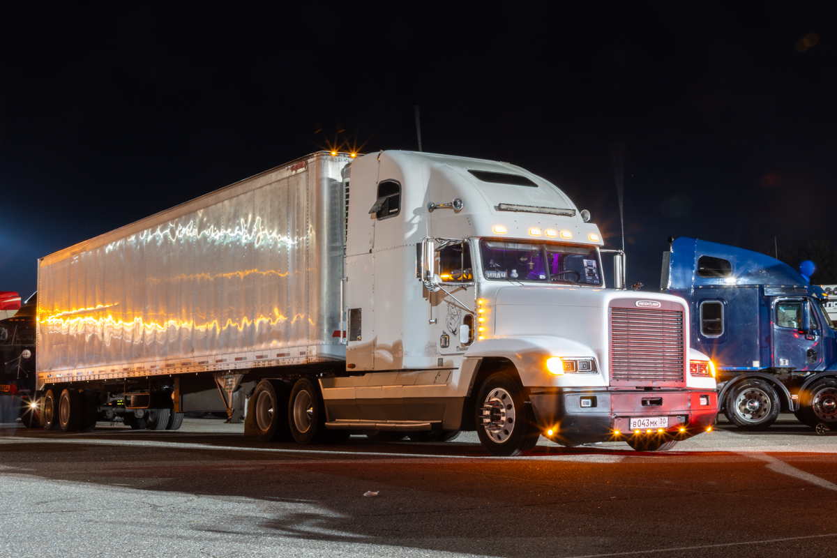Астраханская область, № В 043 МК 30 — Freightliner FLD 120; Московская область — Фестиваль TruckDay 2026