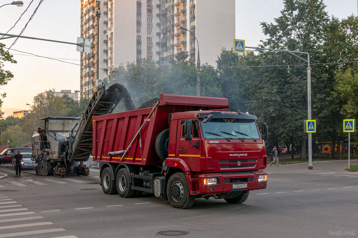 Ростовская область, № С 236 РМ 761 — КамАЗ-6520 (общая модель); Москва — Спецтехника с нечитаемыми на фото номерами